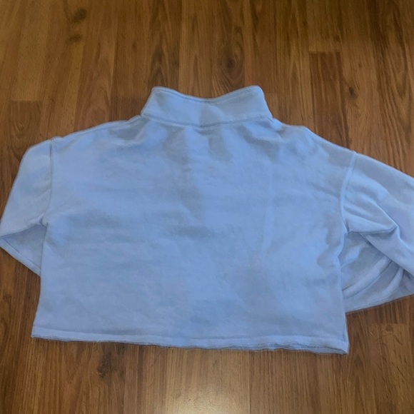 Cropped long sleeve , perfect for cold weather!! - Picture 2 of 3